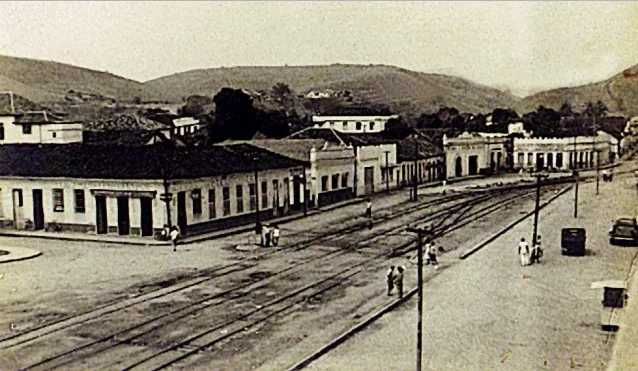 Essa imagem retrata a antiga linha ferrea que cortava a cidade de raul soares