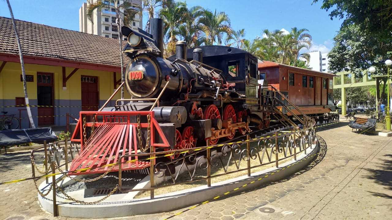 Essa imagem retrata a praça da estação, como plano de fundo temos o predio da antiga estação ferroviária e a frente temos a replica do trem de ferro.