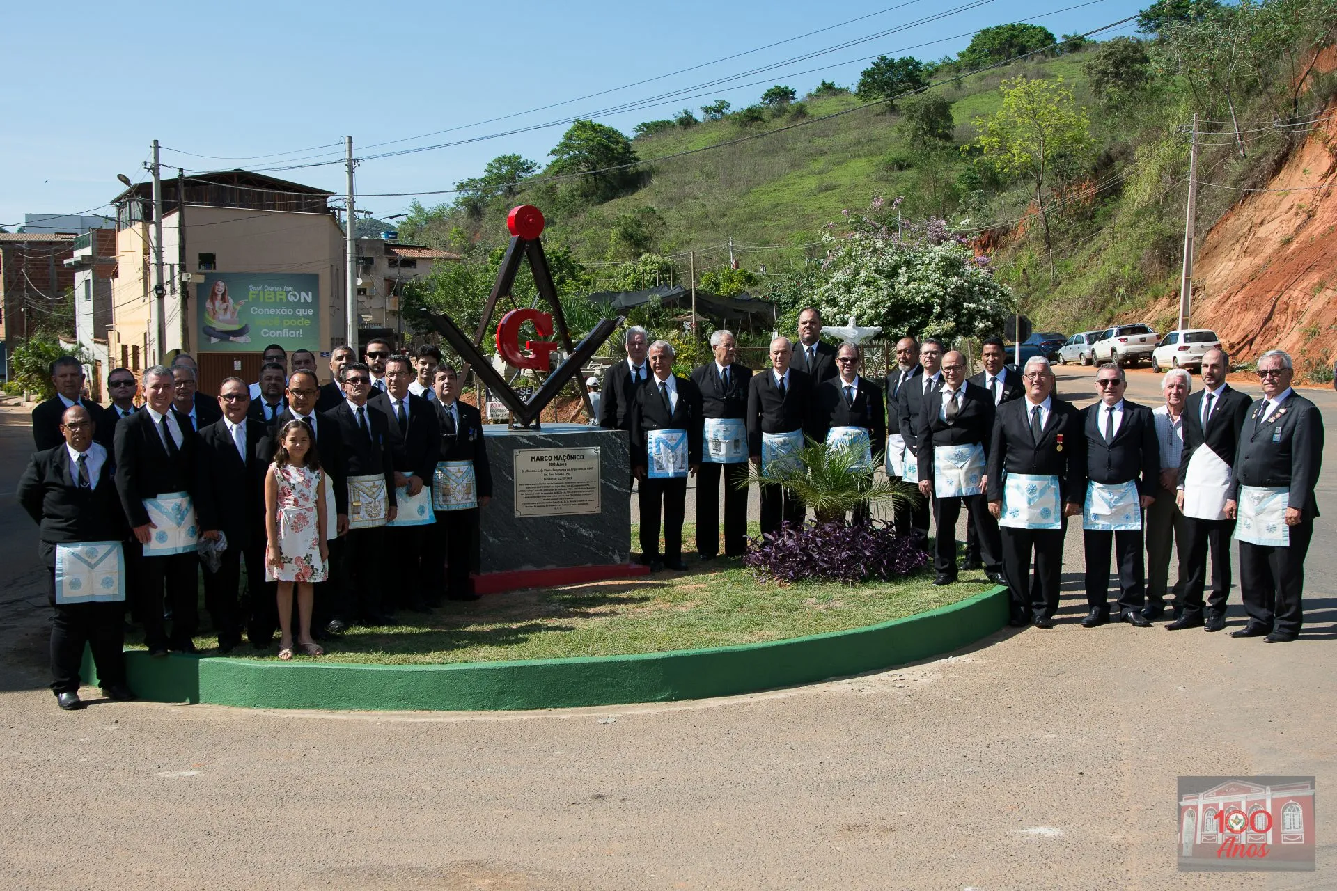 Essa imagem retrata a inauguração de um obelisco maconico.