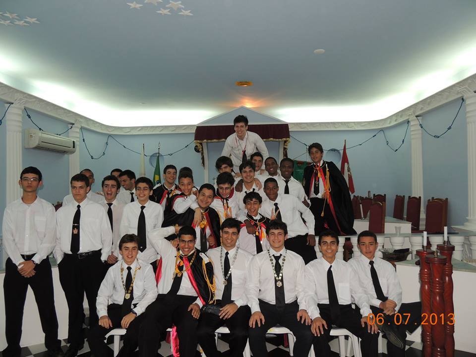 Essa imagem retrata varios joves da ordem demolay patrocinados pela maconaria.